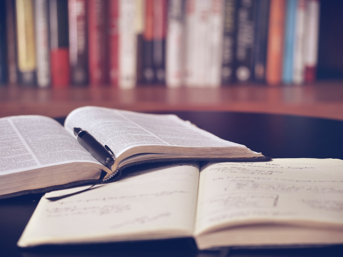 Une estampe ancienne et un livre ouvert sur une table en bois